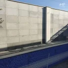 نمای خارجی دیوار حیاط با بتن اکسپوز مستطیل طرح بولت دار - بتن اکسپوز پانچ دار - بتن اکسپوز چهار سوراخ