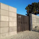 اجرای بتن اکسپوز مستطیل، طرح بولت دار - پانچ دار - چهار سوراخ در نمای رو به خیابان
