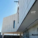 اجرای بتن اکسپوز مستطیل 4 سوراخ، بولت دار، پانچ دار در نمای بیرونی ساختمان مدرن