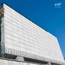 اجرای بتن اکسپوز مستطیل 4 سوراخ، بولت دار، پانچ دار در نمای یک ساختمان مدرن