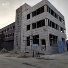 اجرای بتن اکسپوز مستطیل 4 سوراخ، بولت دار، پانچ دار در نمای یک ساختمان نیمه کاره